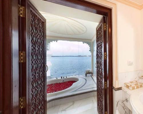 Taj Lake Palace - Bathroom