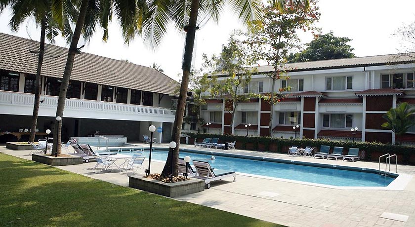 garden-swimming-pool in Casino Hotel