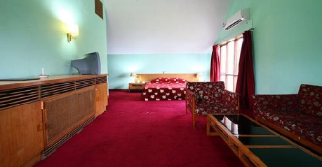 Bedroom in Centaur Lake View Hotel In Srinagar