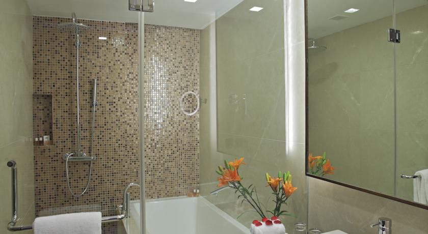 Bathroom in Country Inn & Suites By Carlson Udyog Vihar
