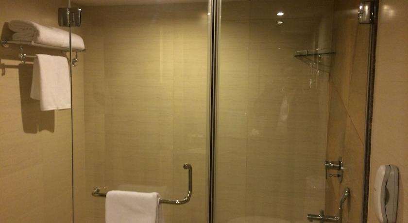 Bathroom in Hotel Golden Tulip