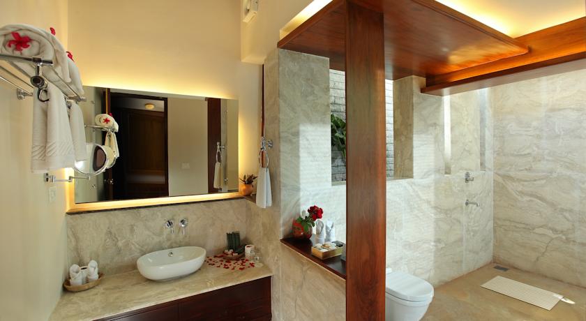 Bathroom in Hotel Greenwoods Resort