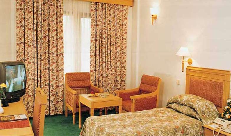 Suite in Hotel Abad Atrium