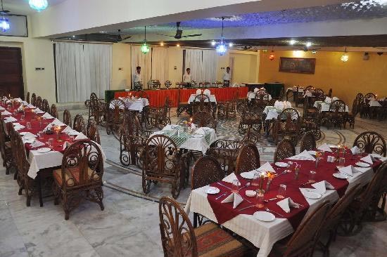 Dining-in-Hotel-Dhola-Maru