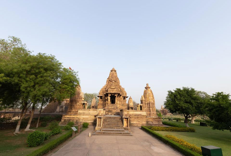mint-bundela-resort-khajuraho-temple-view