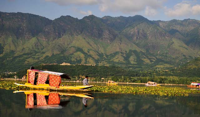 Shikara Ride On Srinagar