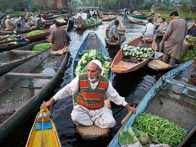 vegetable-market-in-Dal-lake-Srinagar