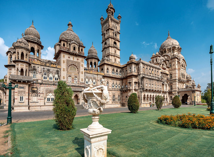 Explore-the-Opulence-of-Laxmi-Vilas-Palace