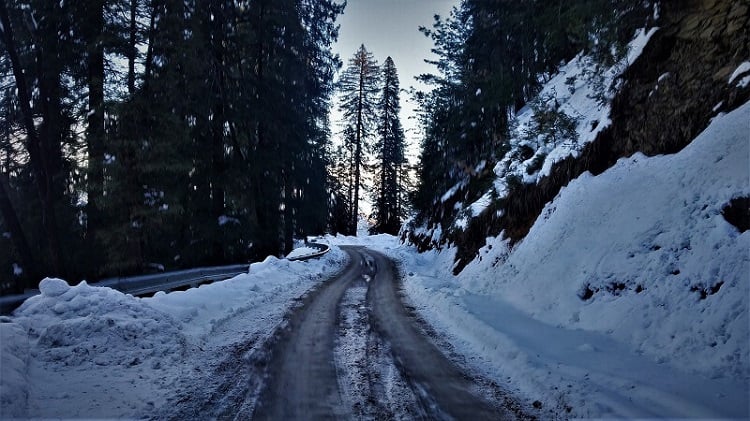 Snow-covered-roads-in-Narkanda-in-winters