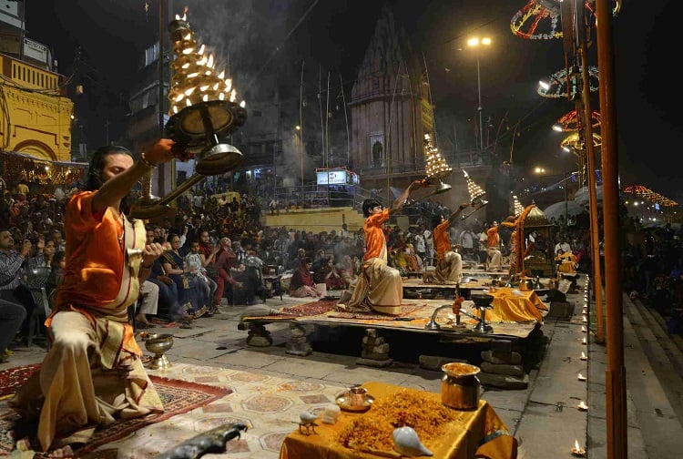 Attend Evening Aarti in Varanasi