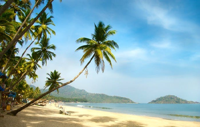 velsao Beach couple
