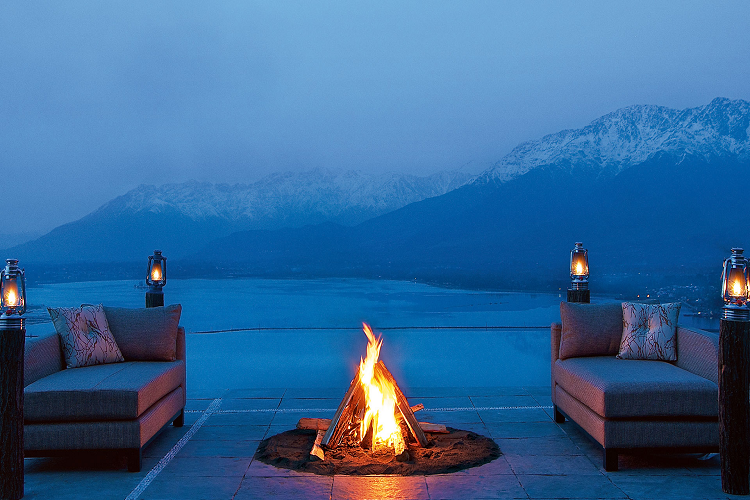 Vivanta Dal View lake