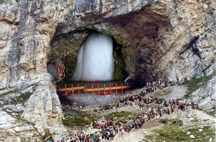 Who discovered the Amarnath Cave