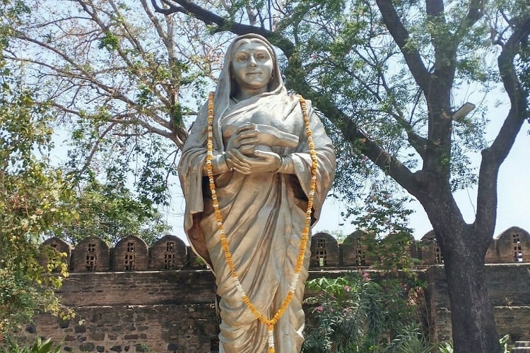 ahilya-bai-statue-varanasi