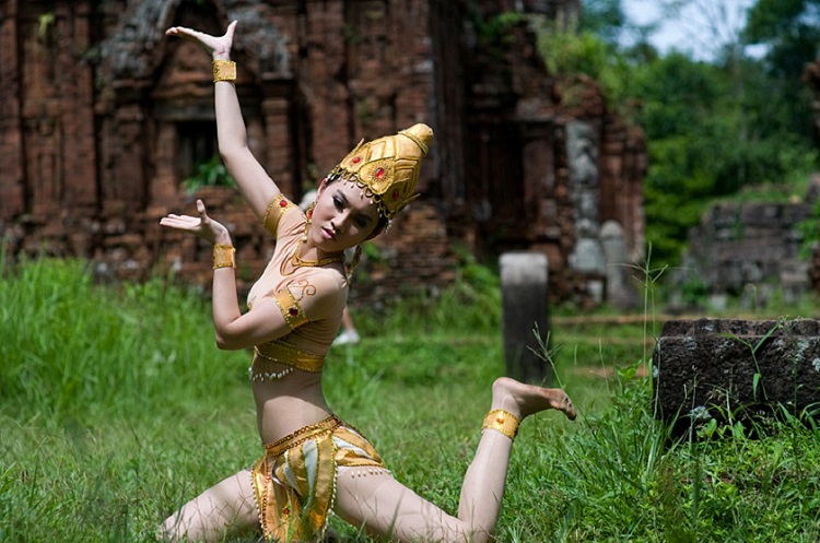 A Glimpse of Apsara Dance 