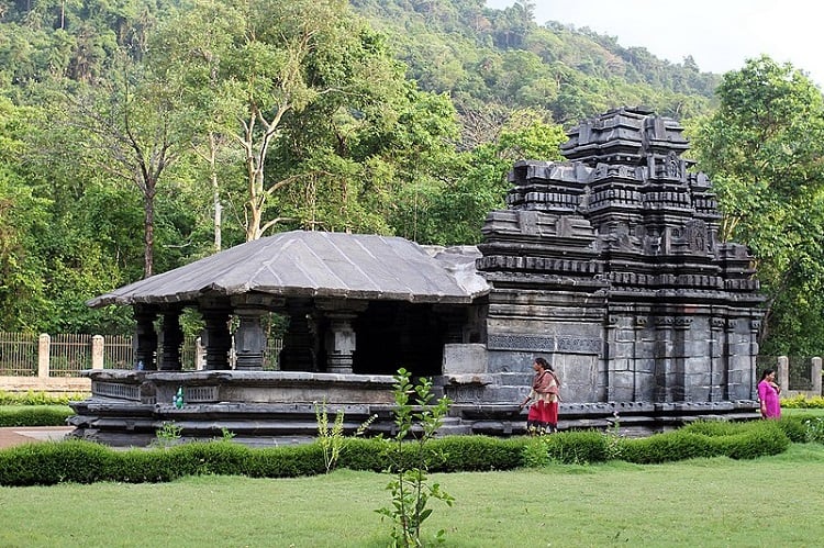 Mahadev Temple, Tambdi Surla