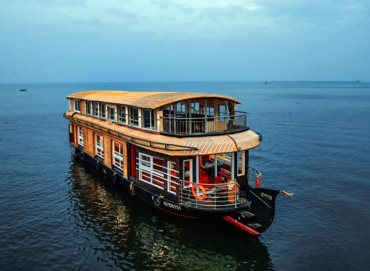 Pickadly-Royal-Suite-Honeymoon-Houseboat