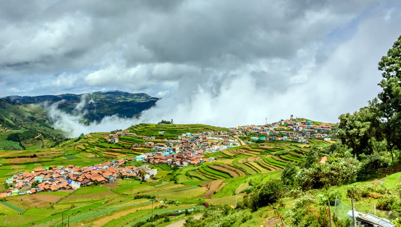 Emerald Lake and hills in Ooty
