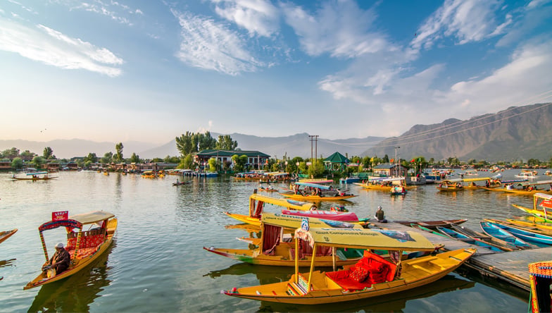 Shikara ride and lake scenery in Srinagar